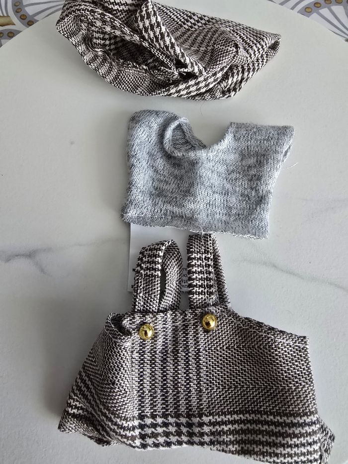 Vetement labubu casquette pull salopette