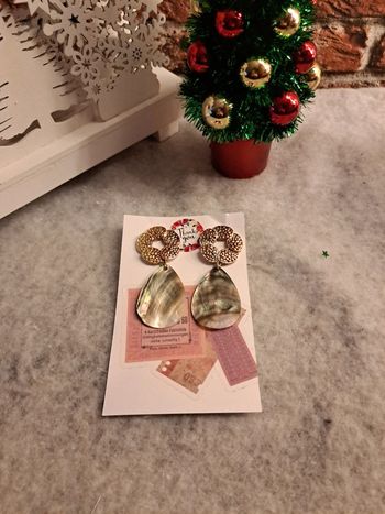 Boucles d'oreilles pendante nacré marron et doré