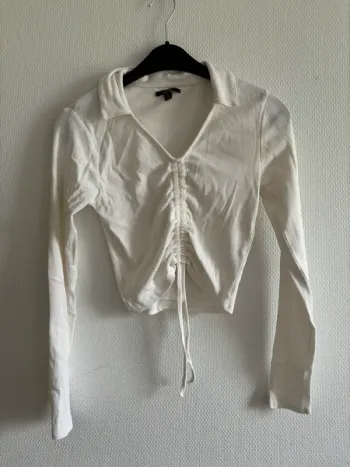 Blouse blanche avec cordon