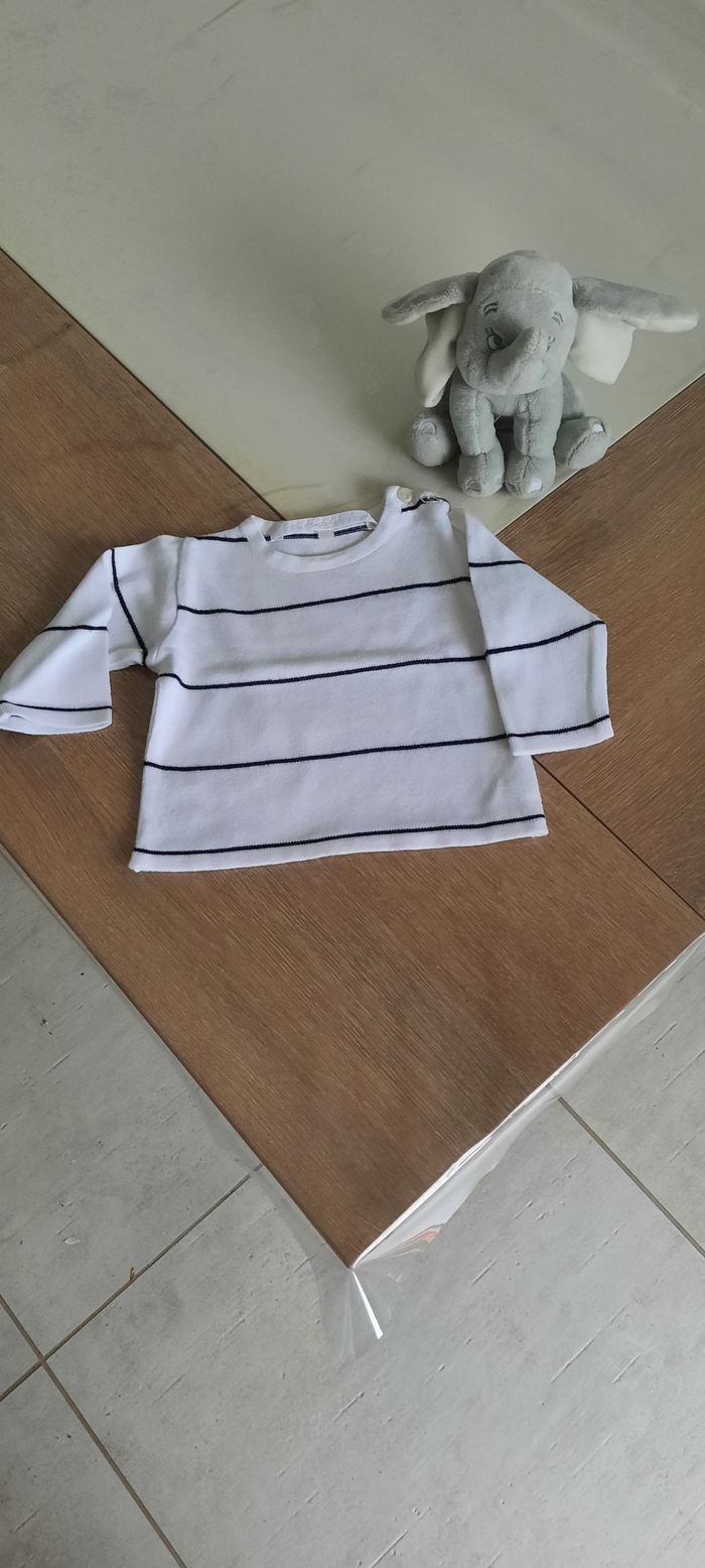 Pull blanc rayé bleu marine