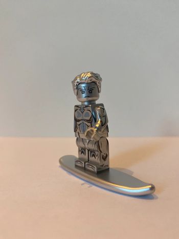 Figurine type lego le Surfeur d’argent. Marvel