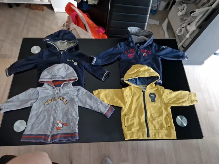 Lot 4 Gillets avec zip 18 mois - photo numéro 2