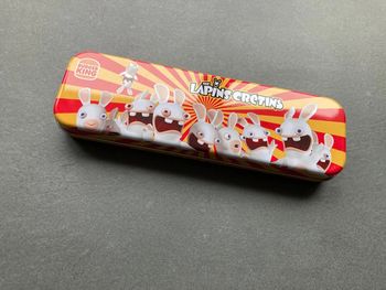 Trousse ou boîte en fer lapin crétins