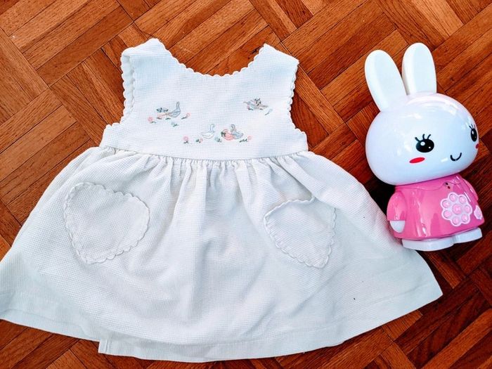 Adorable robe blanche coton piqué nid d'abeille brodé Natalys 3 mois - photo numéro 2