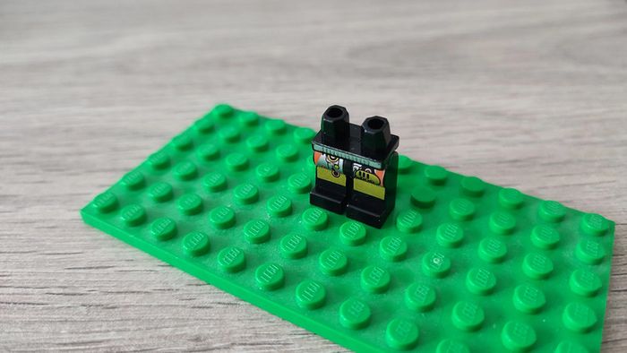 Hanches et jambes avec circuit Space UFO Gold 970c00pb0021 pièce détachée Lego #C06