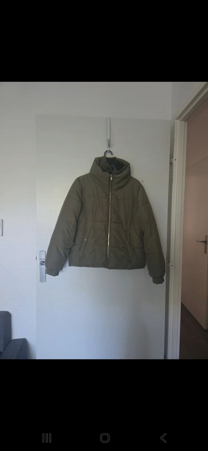 Manteau kaki avec un intérieur fausse fourrure - photo numéro 5