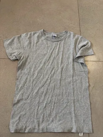 T-shirt gris taille S, très bon état,