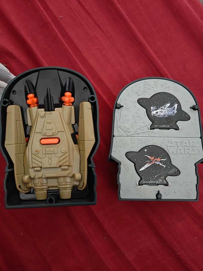 Lot Star Wars × Kinder Surprise (Mandlaorian , Kylo Ren) - photo numéro 3