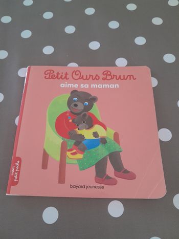 Livre petit ours brun aime sa maman 