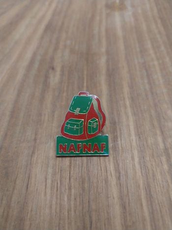 Pin's Pins Beau et rare Sac a dos NAFNAF vert et rouge