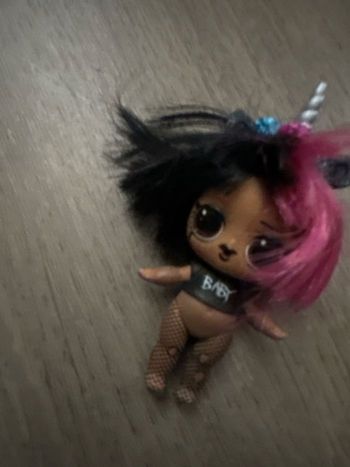 Poupée LOL Surprise rock licorne – cheveux noirs et roses