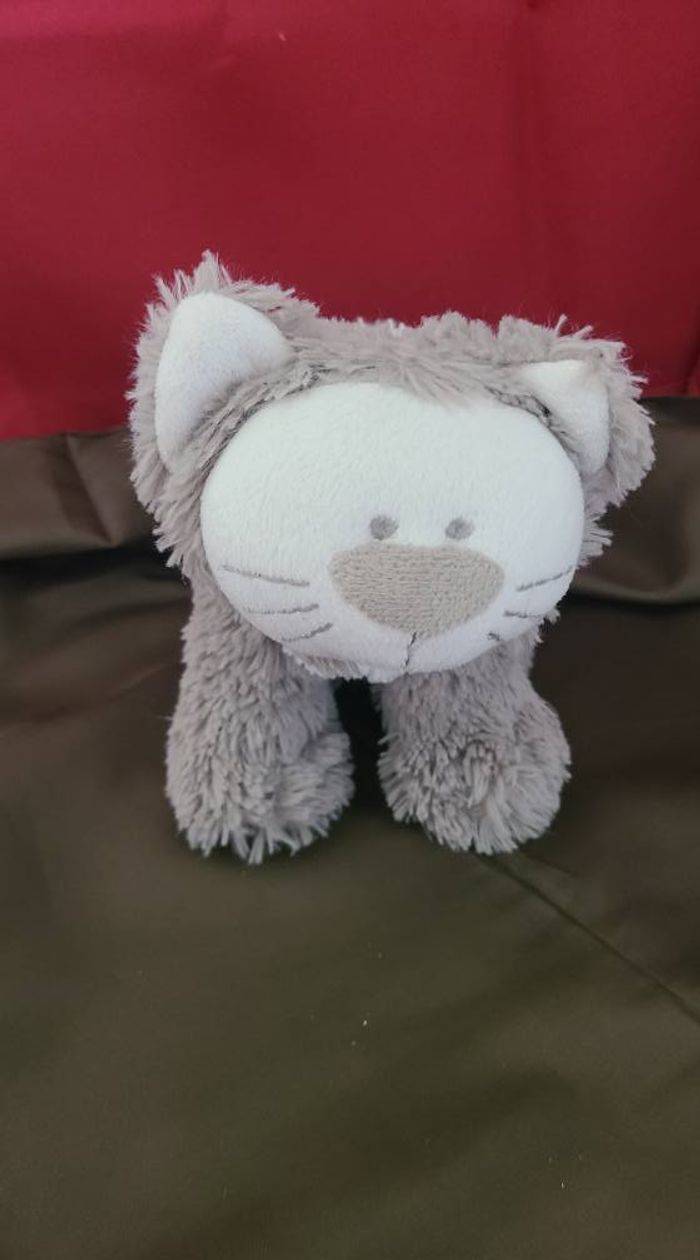 Doudou peluche chat gris blanc pomme pidou