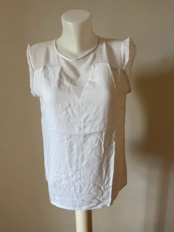 T- shirt Sandro en très bon état dos nue taille S blanc