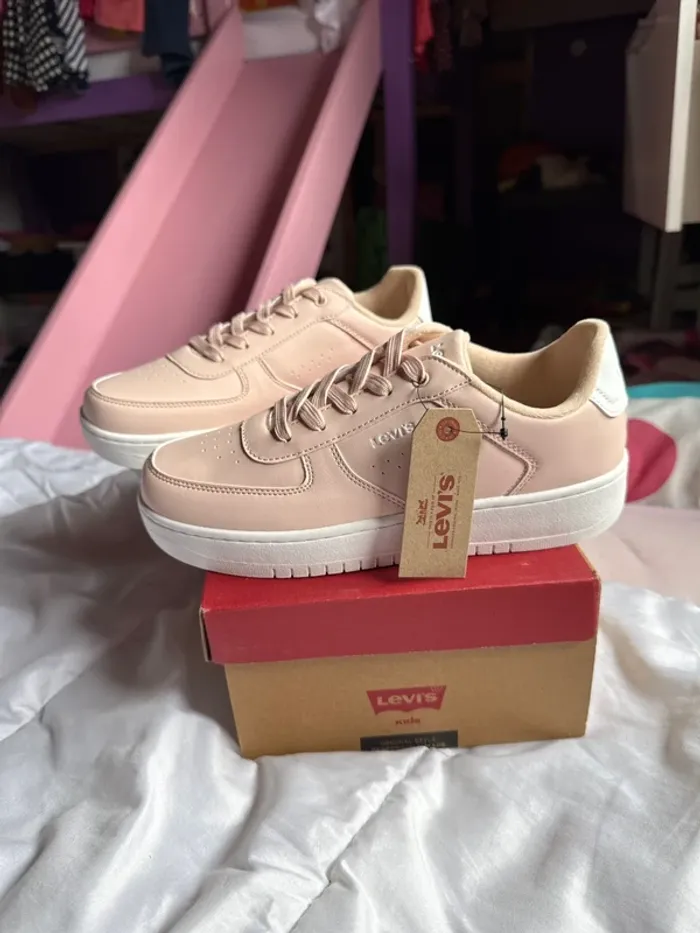 Superbes baskets Levi’s rose neuves avec étiquette pointure 39