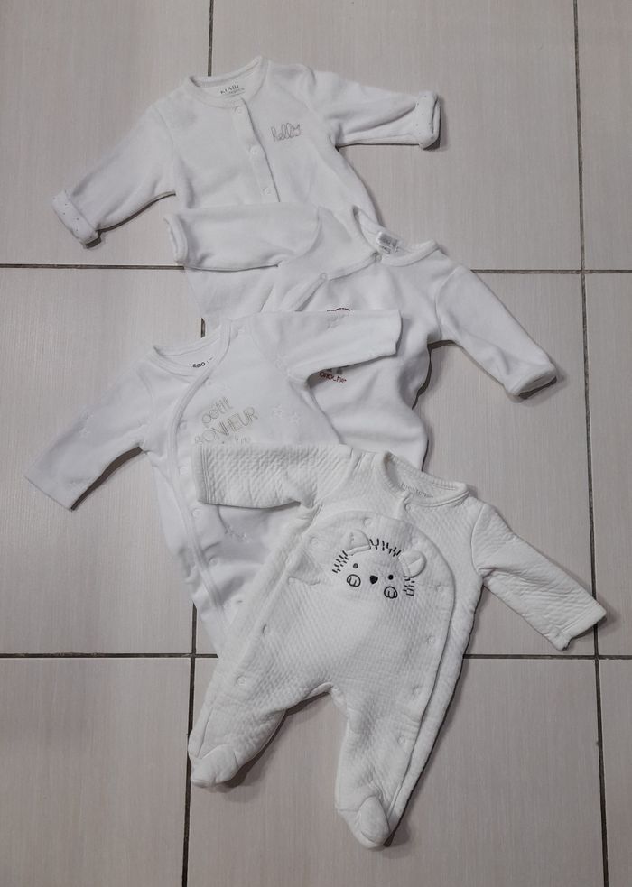 Pyjamas 1 mois
Très bon état
3€ pièce