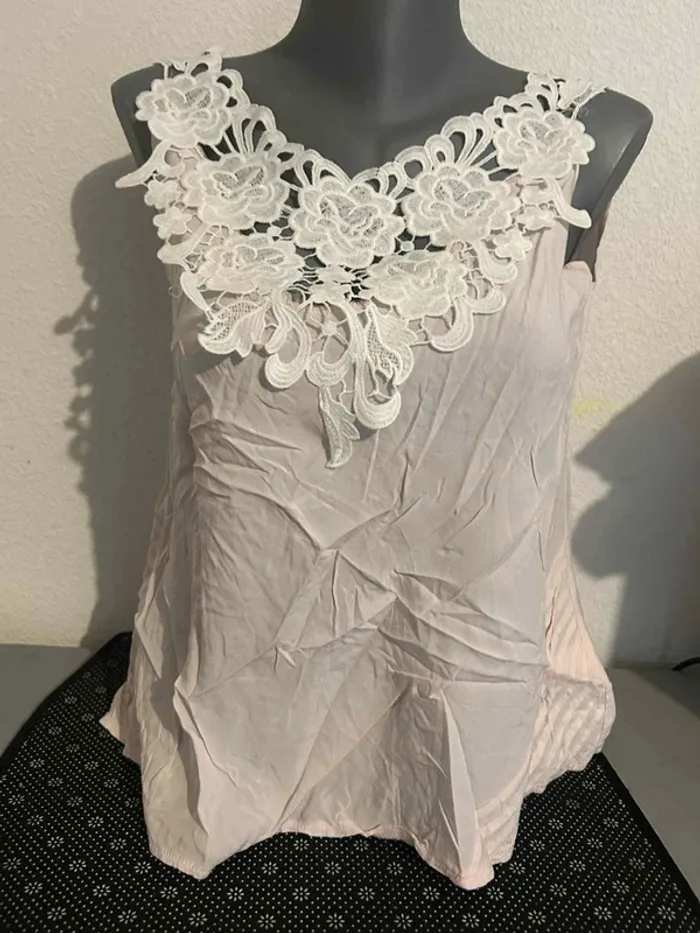 T-shirt rose léger avec effet dentelle, taille 38.