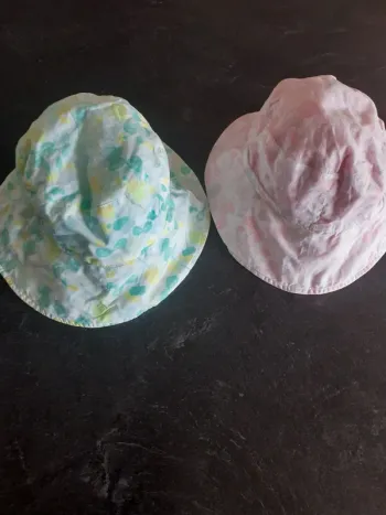 Lot 2 bobs ou chapeaux fille 4-5 ans fleuri neufs