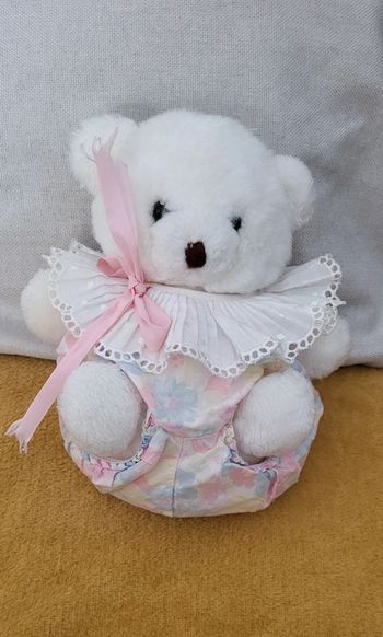 Peluche ours à salopette corolle