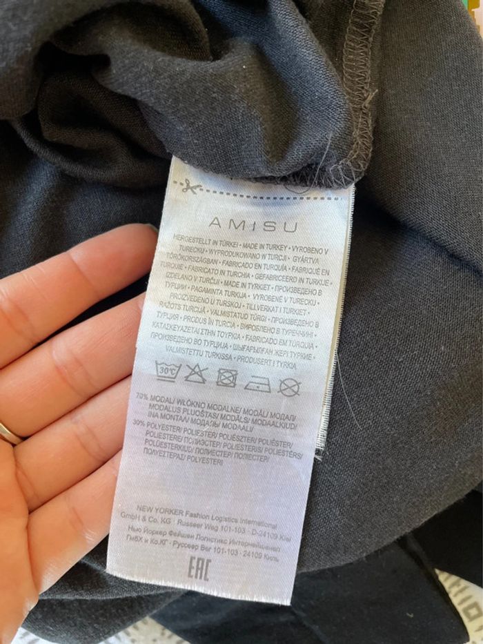 Haut t-shirt noir gris foncé fluide léger uni col rond à brides manches courtes décolleté - photo numéro 6