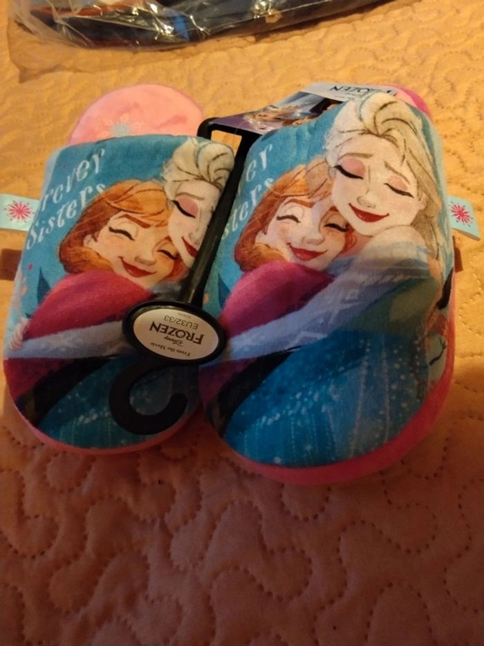Pantoufles Disney . Reine des neiges. licence.