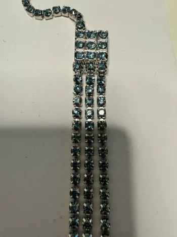 Collier Bayton Accessory métal et pierres bleues neuf Longueur 64 cm