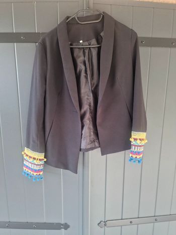 Blazer noir et manches longues pompom