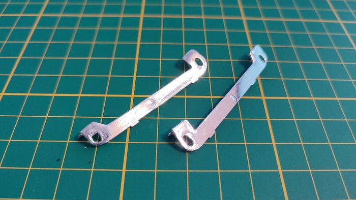 Lot x2 attaches capot avant pièce détachée miniature 1/18 Citroën traction 15cv 1952 Maisto #B36 - photo numéro 2