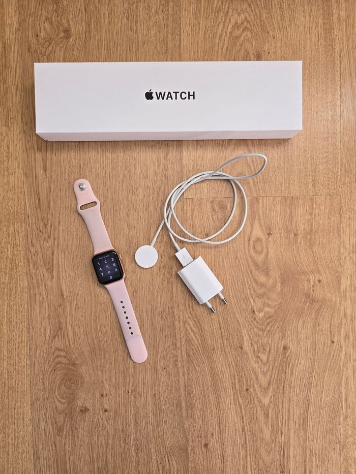 Montre Apple Watch SE 40mm Gold Aluminum