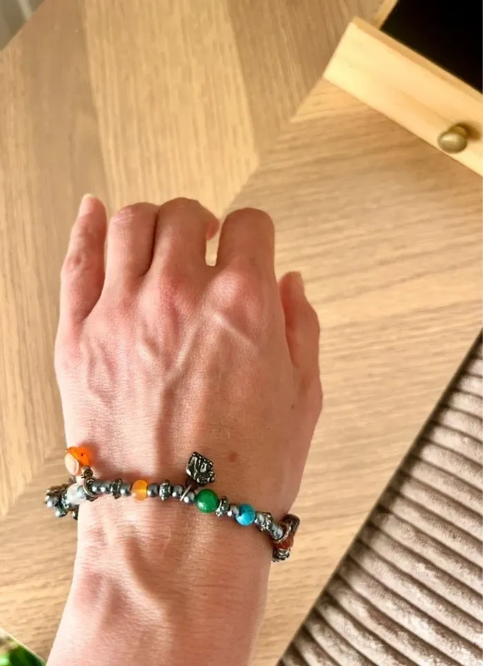 Bracelet en perles argentées et colorées – style fun et lumineux - photo numéro 2