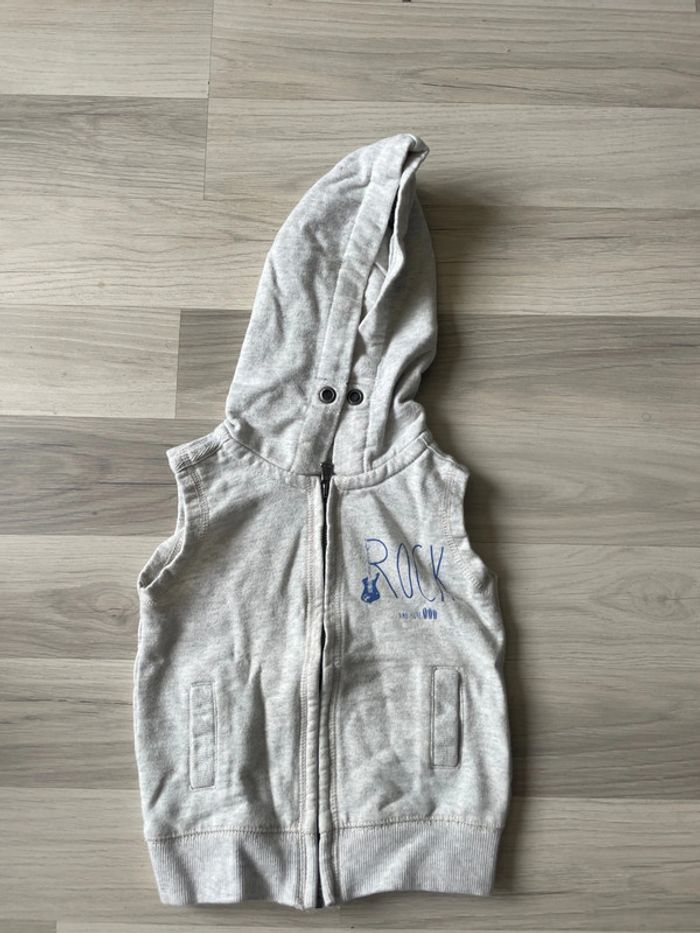 Veste à capuche sans manche
