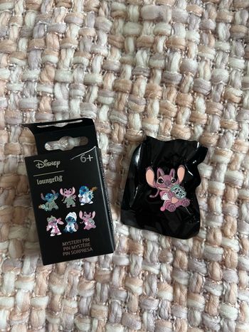 Pin Loungefly Disney Stitch & Angel in pjs