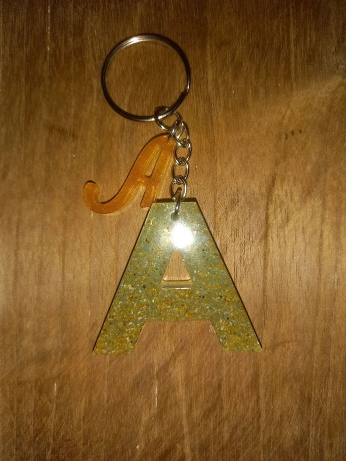 Porte clé lettre A résine epoxy sable