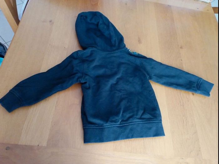 Veste zippée à capuche taille 3 ans en très bon état - photo numéro 3
