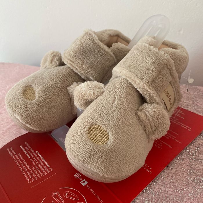 Chaussons Isotoner pointure 25 neuf