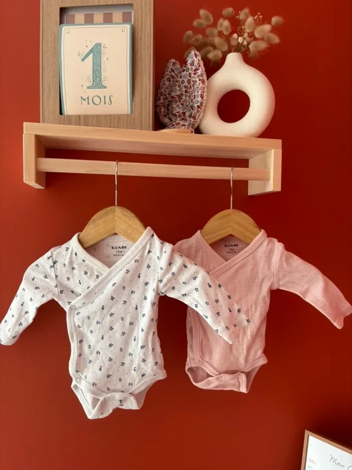 Lot 2 bodys Kiabi taille 1 mois