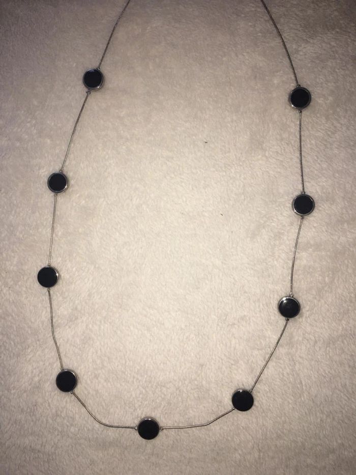 Collier long fin sautoir argenté à breloques noires - photo numéro 2