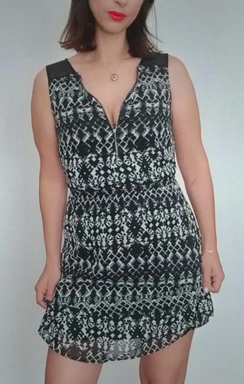 Robe décolleté zippé noire et blanche taille 36