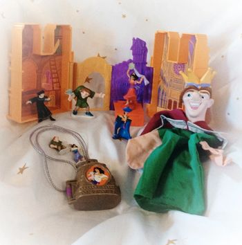 Disney Playset vintage figurine locket médaillon bossu dame esmeralda frelot cathédrale hunchback