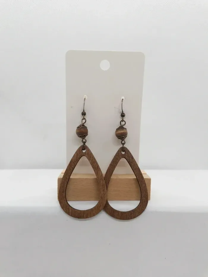 Boucles d'oreilles en bois brun forme goutte