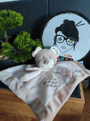 doudou ours nicotoy marron beige rose crème croix roue rond écharpe DD003534