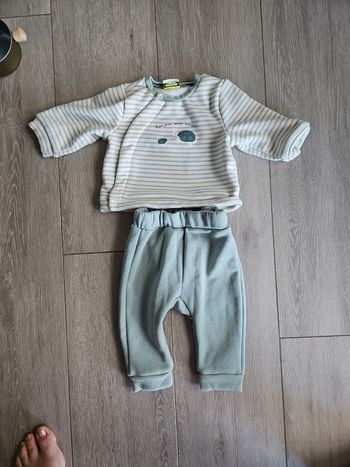 Ensemble tape à l'œil + petit pull sans manche minymo
