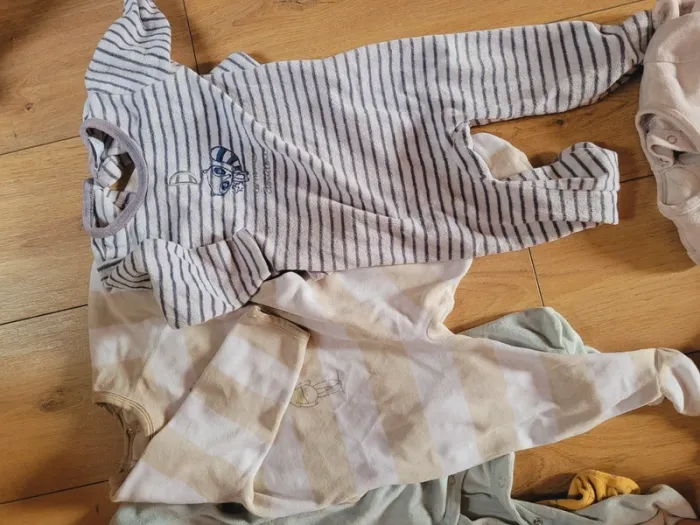 Lot 8 pyjamas velours 12 mois tbe - photo numéro 3