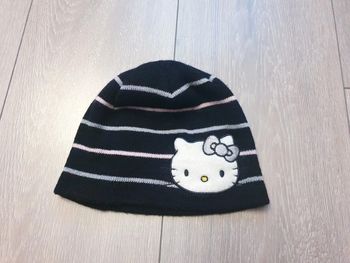 Tres joli bonnet rayé. Fille taille unique 4/6 ans.  Marque Hello Kitty