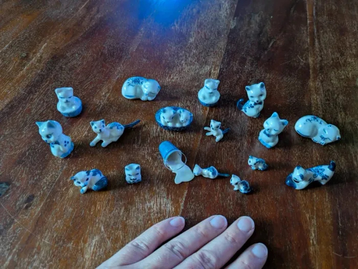 Magnifique lot de 17 chatons en porcelaine miniature blanc et bleu - photo numéro 2