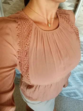 Blouse Mango suite S avec broderie, caramel, rose poudré légère fluide ample