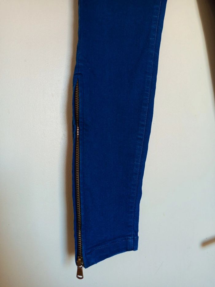 Jean bleu Zara basic en taille M avec trois petites tirettes pour une touche original - photo numéro 2