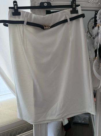 Jupe blanche et sa ceinture