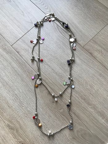 Très long collier argenté et multicolore