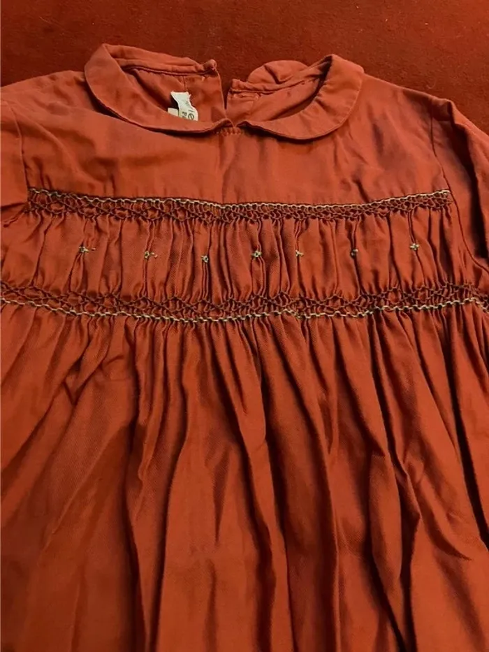 Robe rouge à smocks Marie puce - photo numéro 2