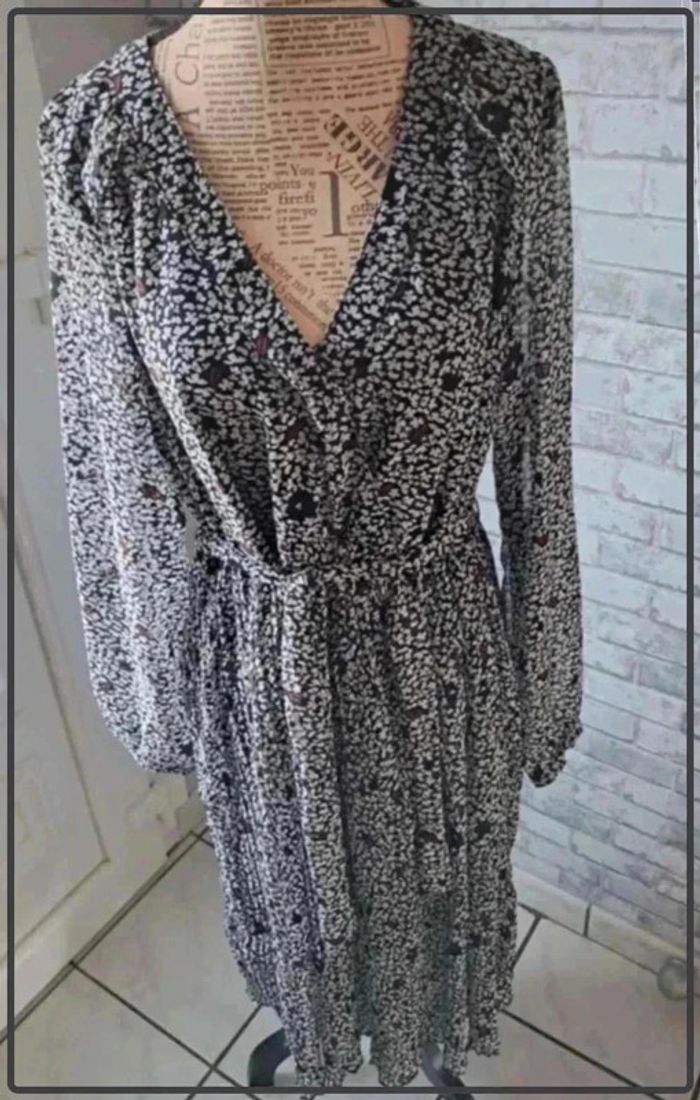 Robe  noire  et  blanche taille  44 - photo numéro 2